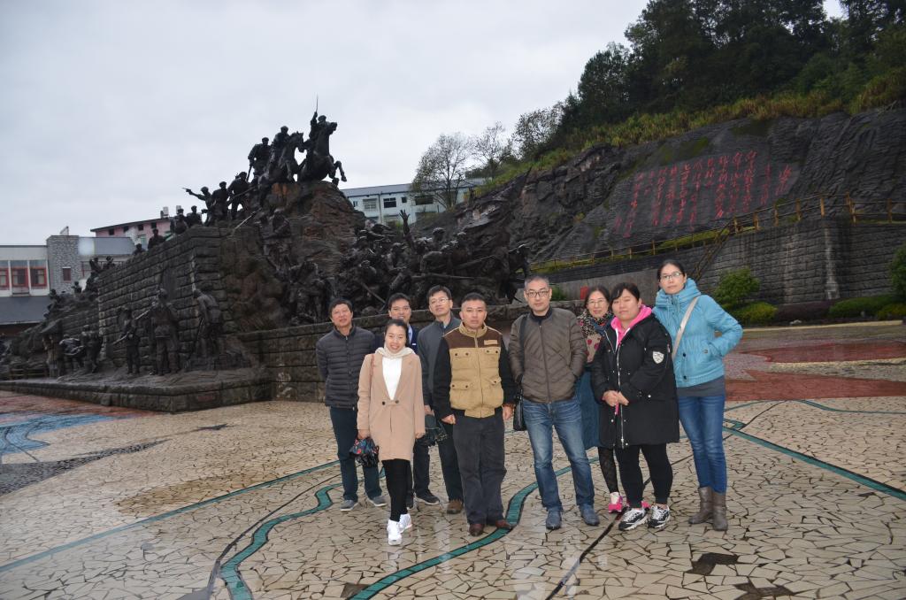 在建宁革命纪念馆内反“围剿”大型铜雕群前合影