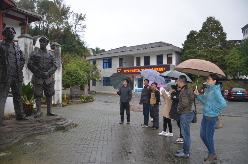 在毛泽东、朱德同志旧居前瞻仰伟人雕像